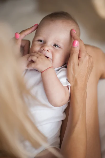 Retrato de un niño lindo en las rodillas de la madre, vista superior —  Fotos de Stock