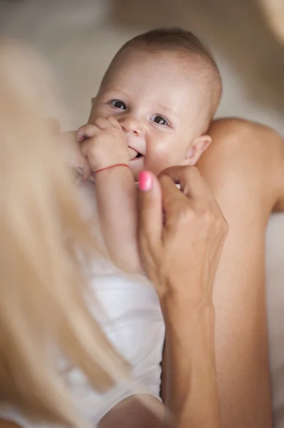 上から見る母の膝の上小さなかわいい男の子の肖像画 — ストック写真