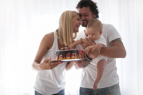 Casal sorridente comemorando com seu bebê recém-nascido amado — Fotografia de Stock