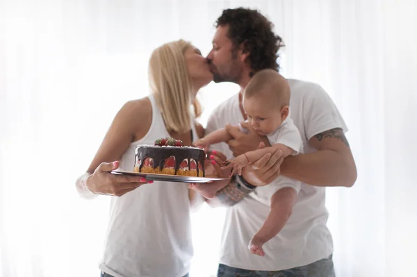 Casal sorridente comemorando com seu bebê recém-nascido amado — Fotografia de Stock