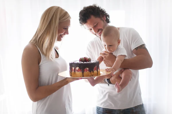 Casal sorridente comemorando com seu bebê recém-nascido amado — Fotografia de Stock