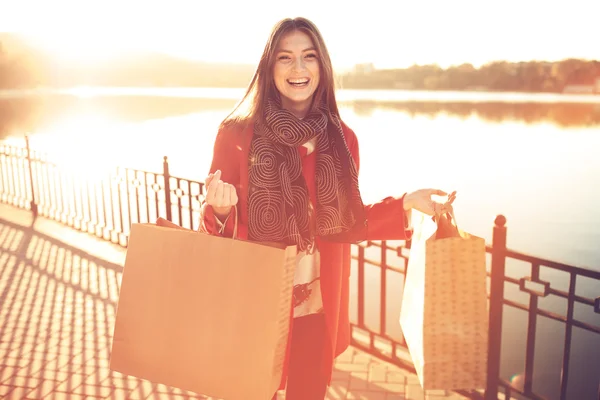 Ελκυστικό χαριτωμένο κορίτσι με τις σακούλες ψώνια στα χέρια της — Φωτογραφία Αρχείου