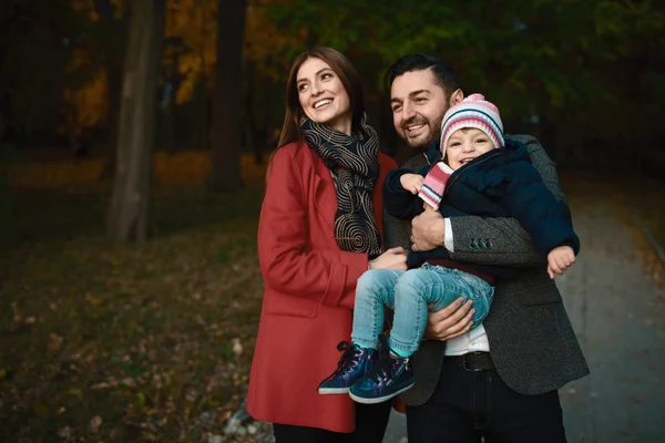 Gülümseyen çift ile onların sevgili bebek kız parkta oynarken — Stok fotoğraf