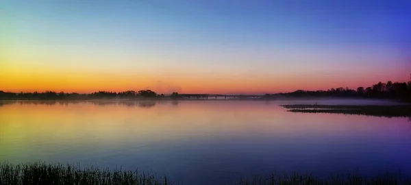 Colorido Atardecer Sobre Lago Tranquilo — Foto de Stock