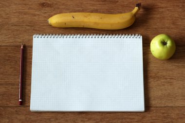 Nesneler tarafından çevrili boş defter