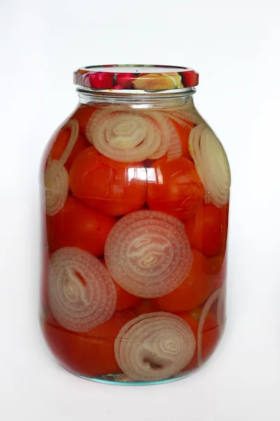 Tomates de grand-mère dans un bocal en verre isolé sur fond blanc — Photo