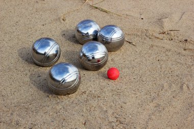 Kumlu sahilde Petank topları