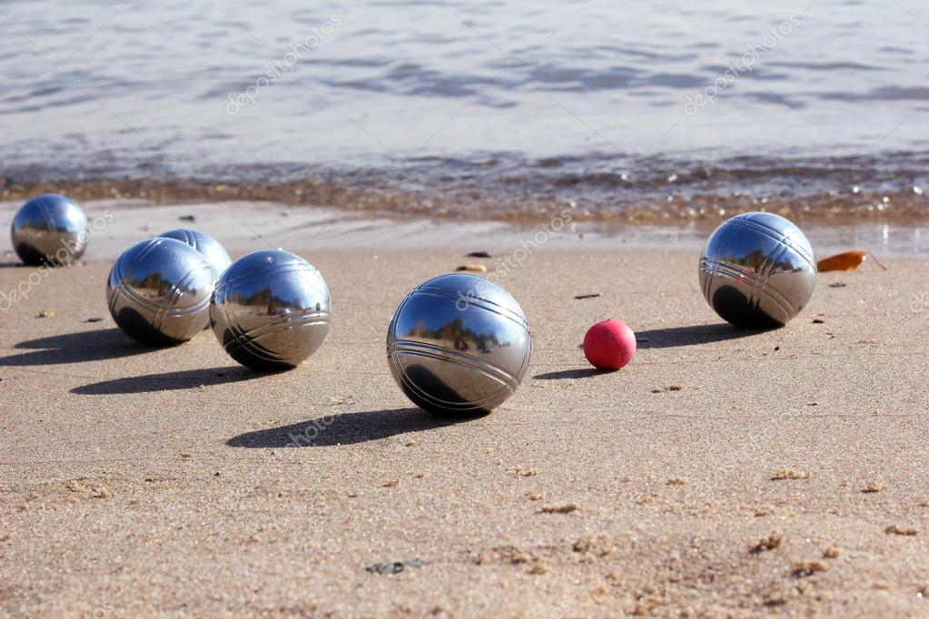 Boules de pétanque sur la plage de sable — Photographie olamiabo