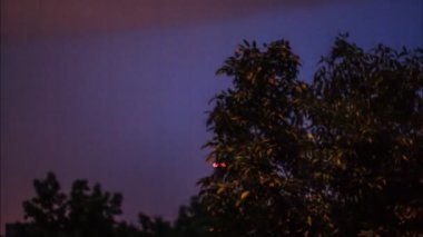 Gece gök gürültüsü-fırtına Lightning'ler ile