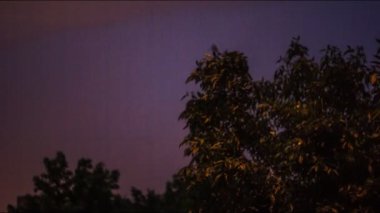 Gece gök gürültüsü-fırtına Lightning'ler ile