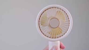 Kolayca şarj edilebilir mini fan bayanı yaz pudralığında serinletir ve sıcak güneşli günlerde kullanıma elverişli hale getirir. Yüksek kalite 4k görüntü