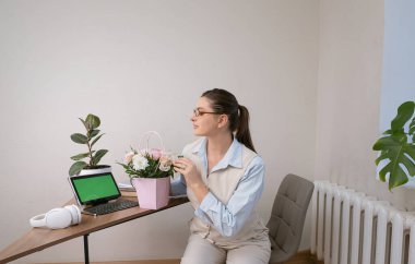 Kadın Günü çiçekli bir kadın portresi, bej takım elbise giymiş.