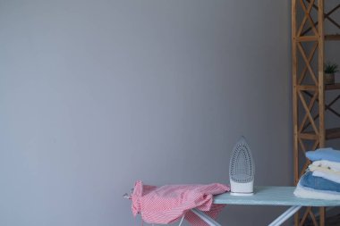 Ütü masası demirle ev konforu ve üretken günlük ev işleri konseptini kullanmaya hazır.