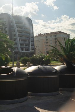 Çevre dostu kentsel altyapı, Karadağ 'da modern binalar ve palmiye ağaçlarıyla birlikte kamu alanındaki yeraltı atık kutuları