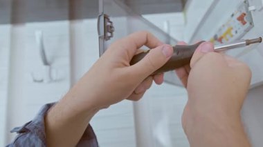 Bir elektrikçi kısa devre ve elektrik sistemine aşırı yüklenmeye karşı koruma sağlayan devre kesiciler yerleştirir. Yüksek kalite 4k görüntü