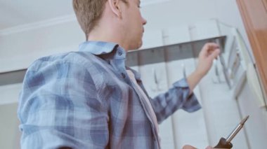 Bir elektrikçi devre kesicileri yerleştirir ve denetler, eve istikrarlı ve güvenli bir elektrik sistemi sağlar. Yüksek kalite 4k görüntü