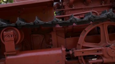 Parlak, güçlü, karakteri olan bu klasik traktör hala gözlere hitap ediyor. Yüksek kalite 4k görüntü