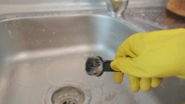 Minimum çaba, maksimum sonuç. Temizlik ürünleri mutfak kirlerini ve lekeleri kolayca halleder. Yüksek kalite 4k görüntü