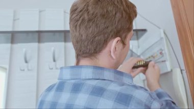 Evde güvenli elektrik kullanımı için dağıtım panosunda devre kesicilerin profesyonel kurulumu. Yüksek kalite 4k görüntü