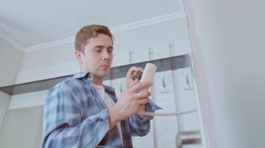 Dahili haberleşme teknisyeni sistemi ayarlar ve evinizde güvenilir bir operasyon sağlar. Yüksek kalite 4k görüntü