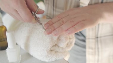 Kadınlar tırnak etlerini geri iterek ve tırnaklarını güçlendirmek için oje sürerek tırnaklarını önemserler. Yüksek kalite 4k görüntü