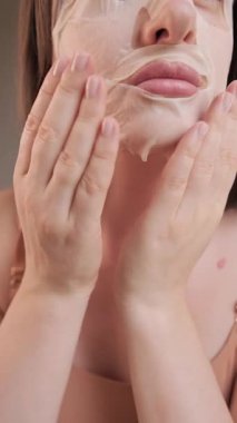 Ev spa tedavisi: Nemlendirici çarşaf maskesi, cildin temel vitaminlerle yenilenmesine ve beslenmesine yardımcı olur. Yüksek kalite 4k görüntü