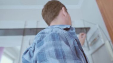 Bir teknisyen şebekenin düzgün çalıştığından ve güç dalgalanmalarından korunduğundan emin olmak için devre kesicileri test eder. Yüksek kalite 4k görüntü