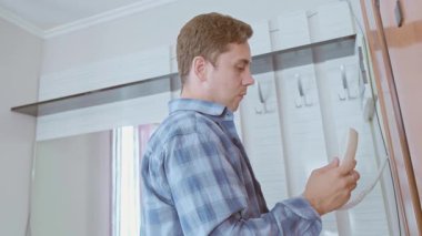 Düşük voltaj mühendisi evinizin güvenliğini ve rahatlığını sağlamak için izleme ve dahili haberleşme sistemini ayarlar. Yüksek kalite 4k görüntü