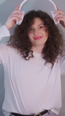 Dans ve müzik onun iç iyileşme ve uyum yolu. Kadın gülümser, zihinsel olarak iyi hisseder. Yüksek kalite 4k görüntü