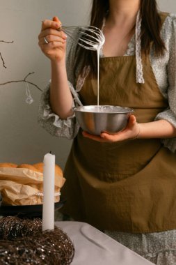 Geleneksel Paskalya kutlaması Paskalya pastası için yumurta ve mumlarla hazırlanıyor.