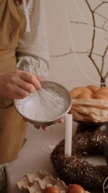 Paskalya hazırlayan kadın geleneksel Paskalya pastası için beyaz jöle yapıyor. Yüksek kalite 4k görüntü