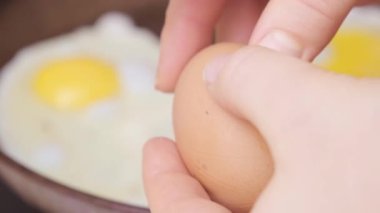 Kadının yumurta kırarak tavaya koyduğu kahvaltıya yakın taze sabah yemeği, sıcak mutfak. Yüksek kalite 4k görüntü