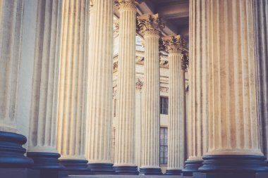 Kazan Katedrali'nin dış sütunları