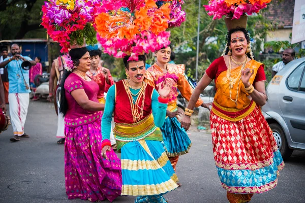 Indické transvestity tančí na festivalu v Alleppey — Stock fotografie