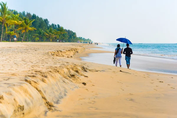 Paar onder paraplu lopen op Marari Beach — Stockfoto