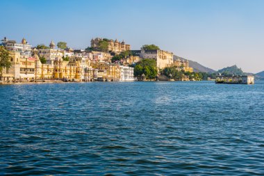 Udaipur - göl PICHOLA ve tarihi binalar