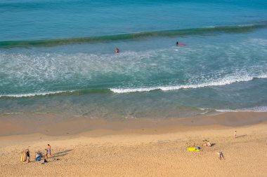 Hindistan - ultramarine deniz dalgaları ve şerit kum plaj