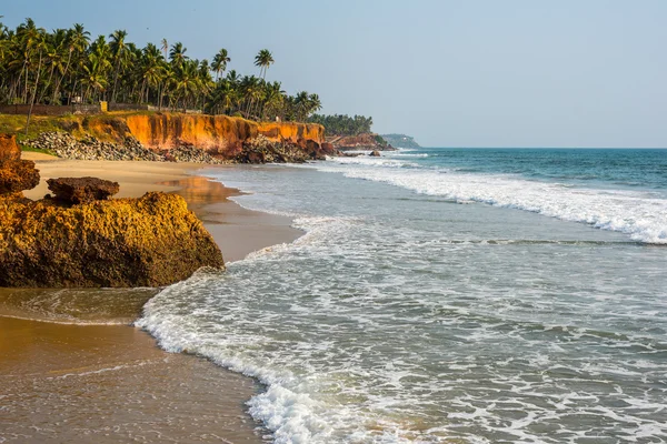 Червона скеля пляжу в Індії, поблизу напрямку Varkala — стокове фото