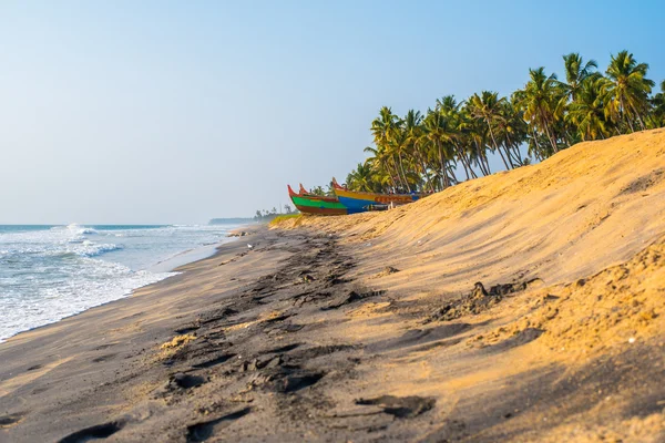 Arena amarilla y negra en una playa de la India — Foto de Stock