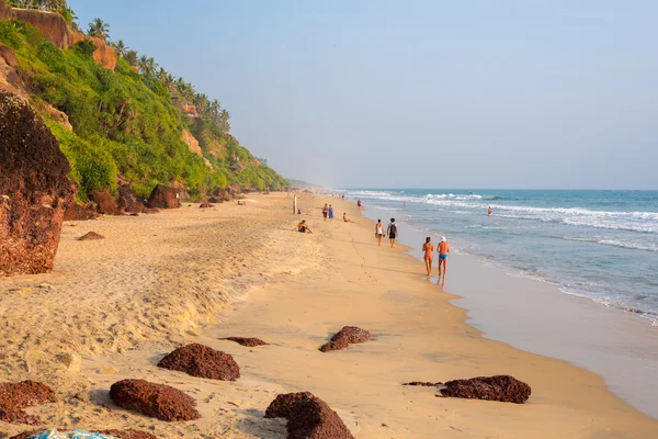 I turisti trascorrono del tempo su una spiaggia a Varkala — Foto Stock