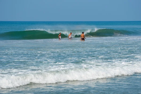 Hintli turist Varkala Plajı'nda deniz keyfini çıkarın.