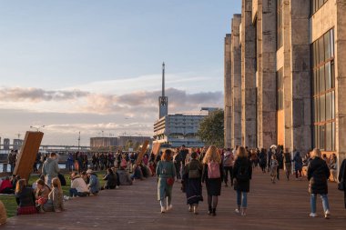 Saint Petersburg, Rusya - 10 Ekim 2020: Sevkabel Limanı ve Deniz İstasyonu 'nun (Morskoy Vokzal) kalabalık sahili. Eski bir kablo atölyesi olan Sevkabel, halka açık bir konut etkinliğidir..