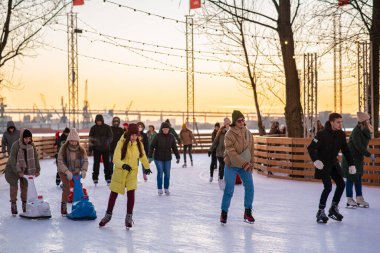 Saint Petersburg, Rusya - 7 Aralık 2020: Sevkabel Limanı 'nda bir grup genç paten pistinde paten kayıyor.