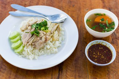 Thai Khao Man Gai, sokak restoranında tavuklu pilav. Sukhothai, Tayland 'da sokak yemekleri.
