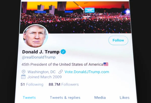 Saint Petersburg, Rusya - 7 Ocak 2021: Akıllı telefondan Donald Trump twitter 'ı.