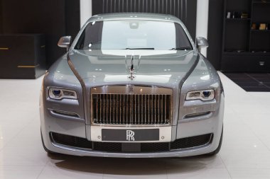 Bangkok, Tayland - 8 Haziran 2019: Iregaram Alışveriş Merkezi 'nde Rolls-Royce Motor Cars Bangkok' un özel gösteriminde gümüş bir Rolls-Royce Hayalet Serisi II. Belirtilen fiyat 31.9 milyon baht..
