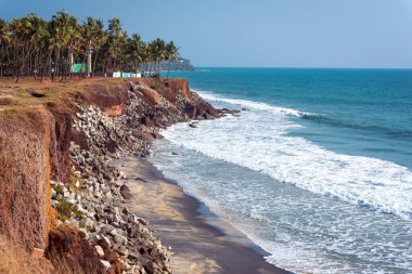 Varkala, Kerala, Hindistan. Dik kıyı, palmiye ağaçları ve deniz ufku. Central Beach 'ten 2 km uzakta..