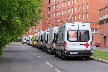 Saint Petersburg, Rusya - 13 Haziran 2021: Pokrovskaya Hastanesi 'nin kabul bölümünde sıra bekleyen ambulanslar. Şehirdeki koronavirüs vakalarının sayısında artış var..