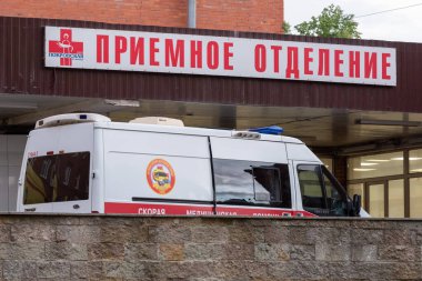 Saint Petersburg, Rusya - 13 Haziran 2021: Pokrovskaya Hastanesi kabul bölümünde bir ambulans. Şehirdeki koronavirüs vakalarının sayısında artış var..