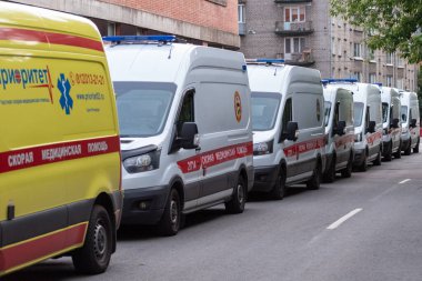 Saint Petersburg, Rusya - 13 Haziran 2021: Pokrovskaya Hastanesi 'nin kabul bölümünde sıra bekleyen ambulanslar. Şehirdeki koronavirüs vakalarının sayısında artış var..